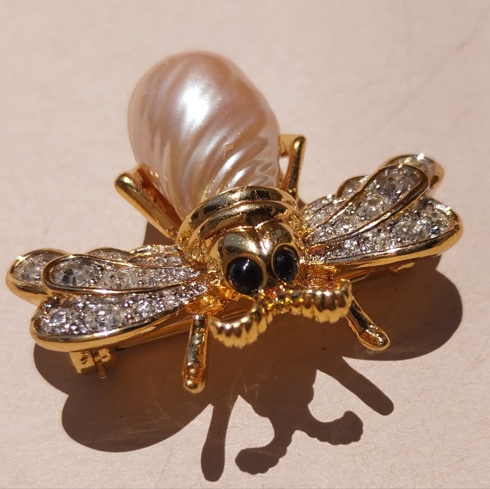 D Orlan  Brooch with Sparkling Stones - Picture 9 of 10
